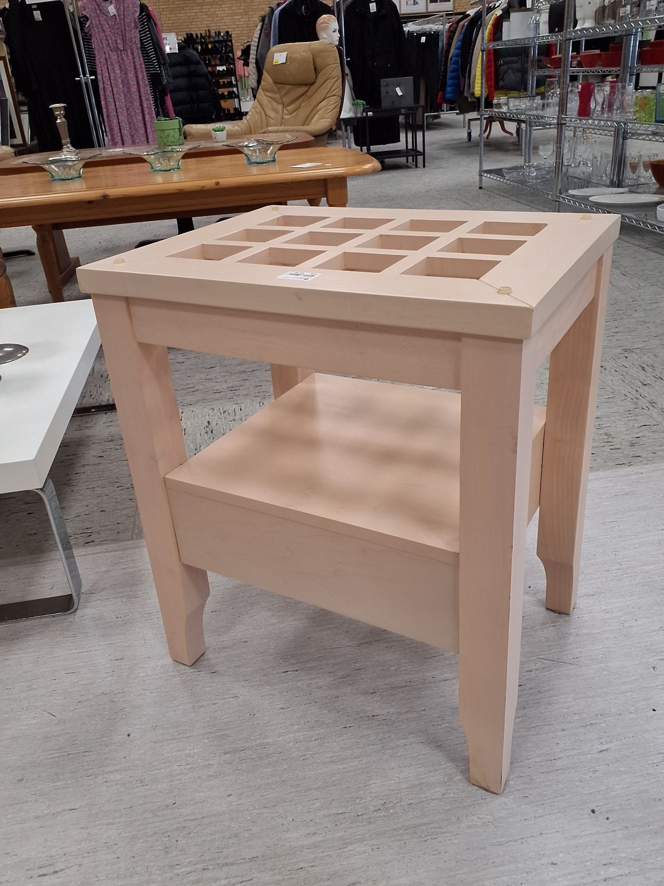 Sandfarvet lille bord